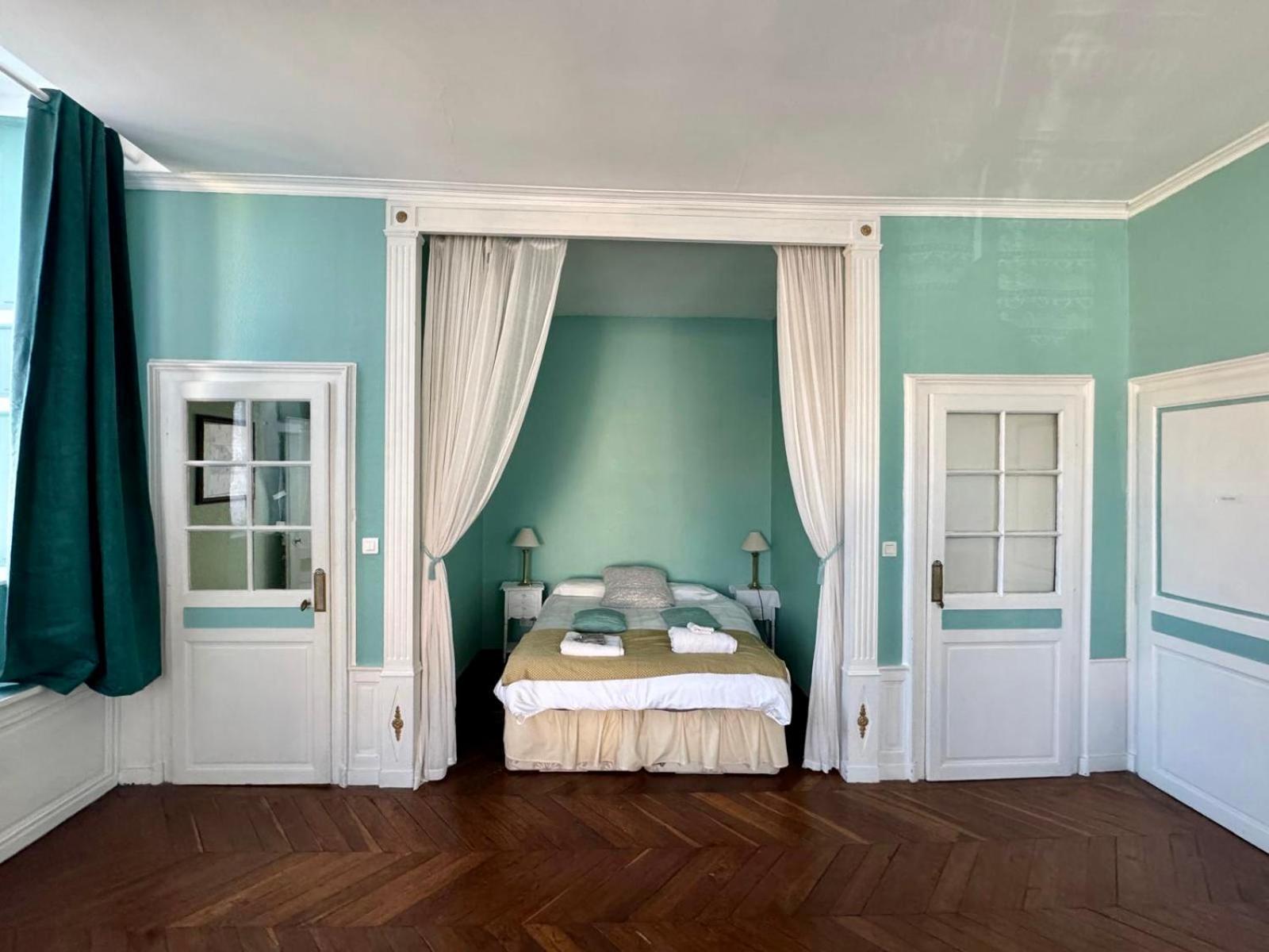 L'Escapade Place Voltaire Vermenton Quarto foto
