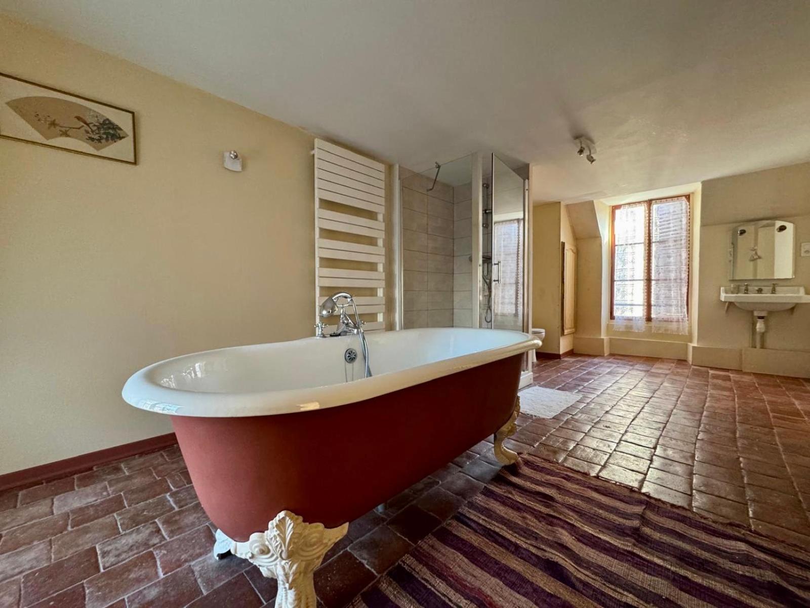 L'Escapade Place Voltaire Vermenton Quarto foto
