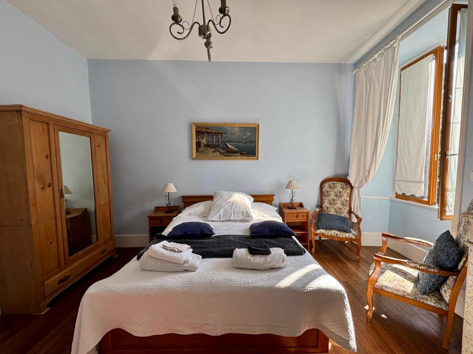 L'Escapade Place Voltaire Vermenton Quarto foto