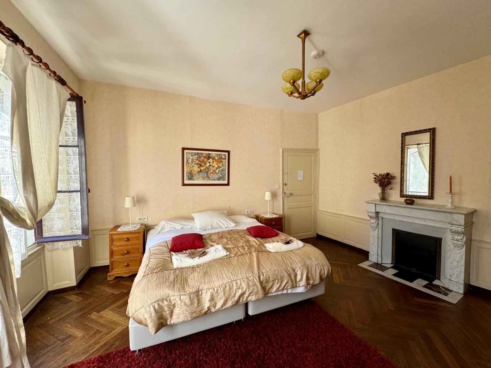 L'Escapade Place Voltaire Vermenton Quarto foto
