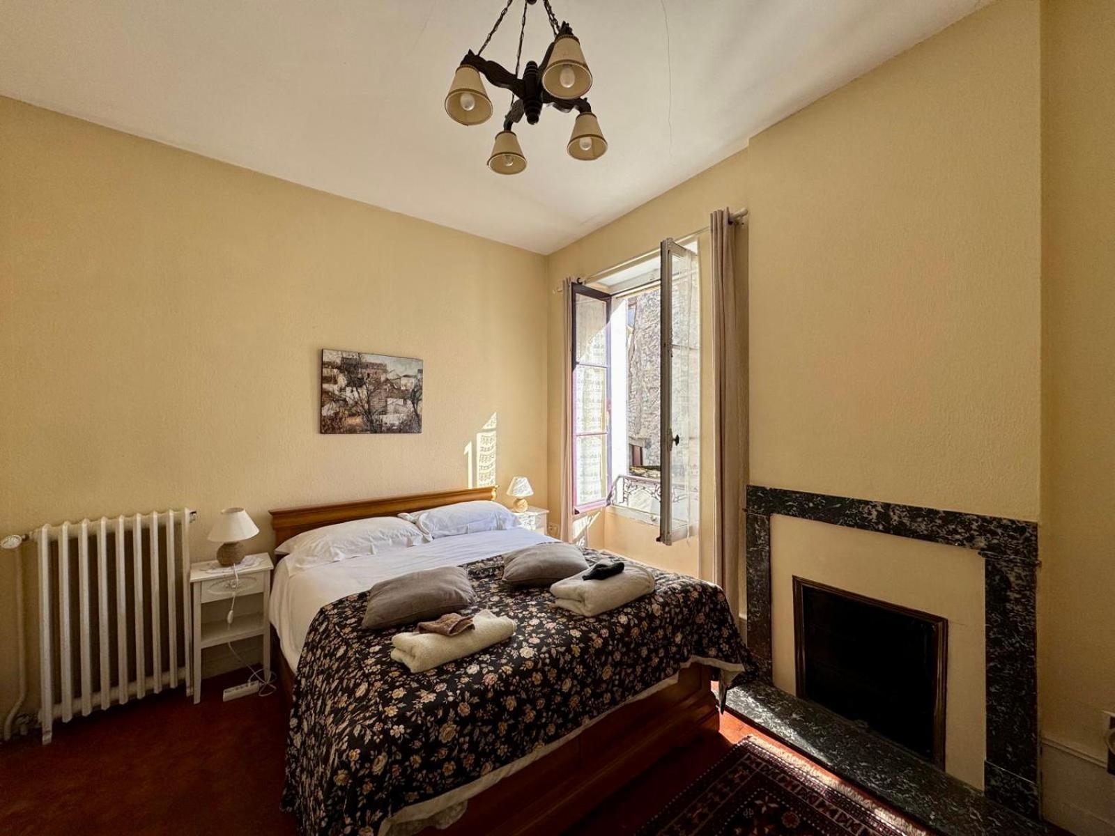 L'Escapade Place Voltaire Vermenton Quarto foto