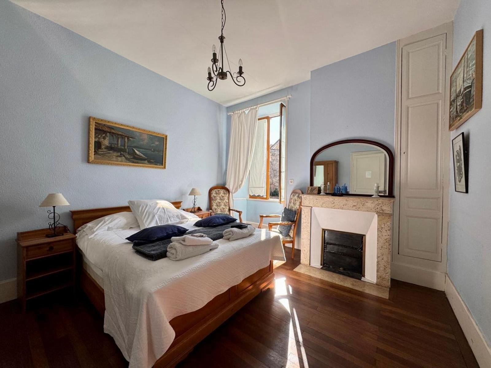 L'Escapade Place Voltaire Vermenton Quarto foto